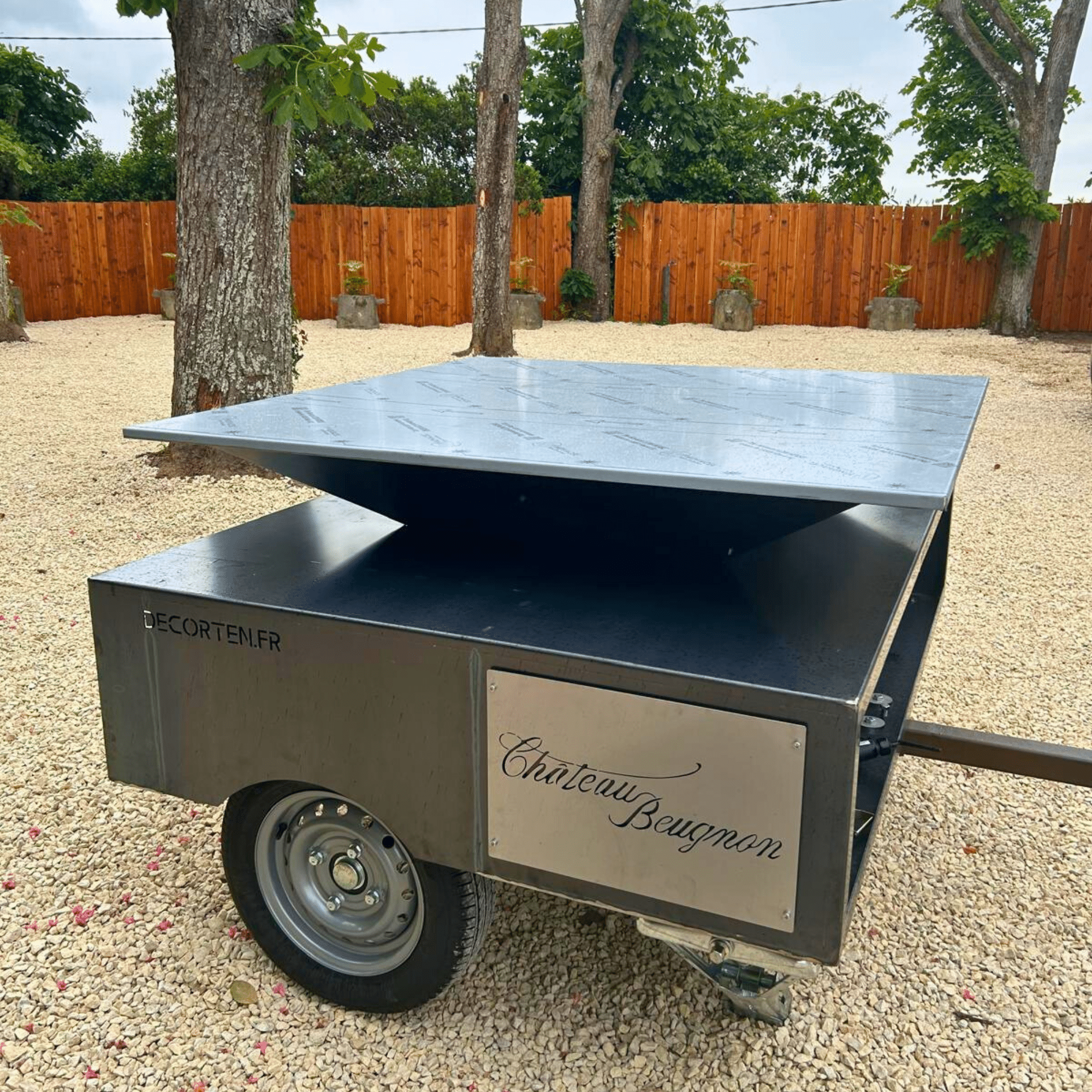 Brasero Remorque personnalisé - Personnalisation sur un e plaque en Inox rivetée